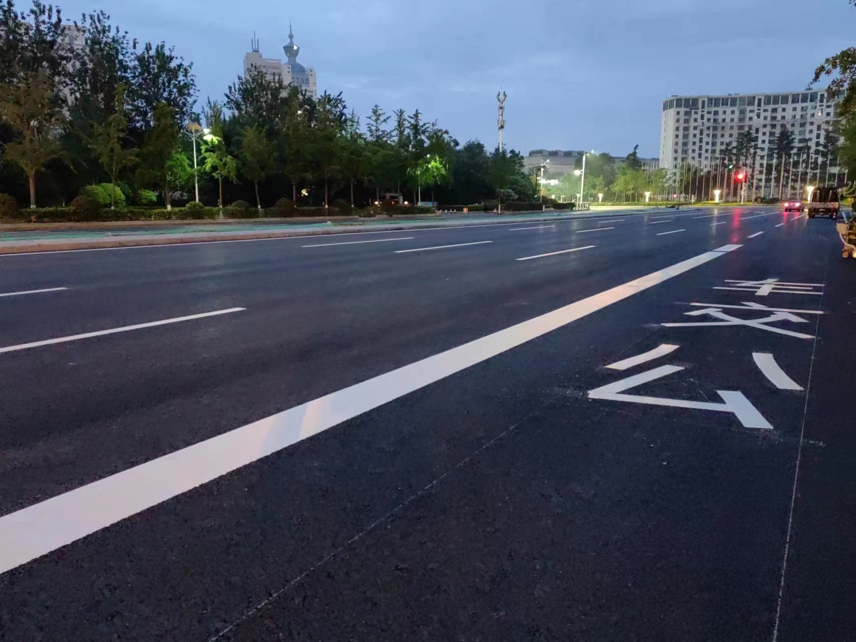 昼夜奋战攻坚 再创青岛新速度——福州南路改造工程提前一个月完成道路贯通.jpg
