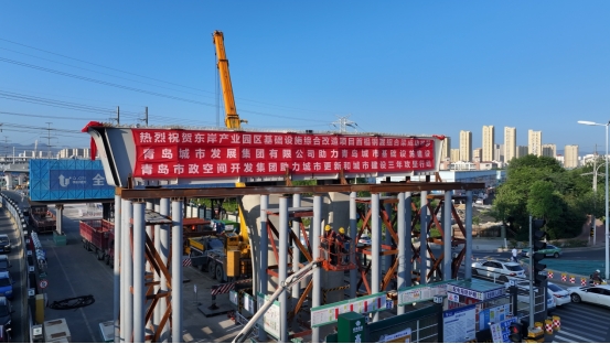 重庆路快速路工程全线首榀钢混组合梁成功吊装