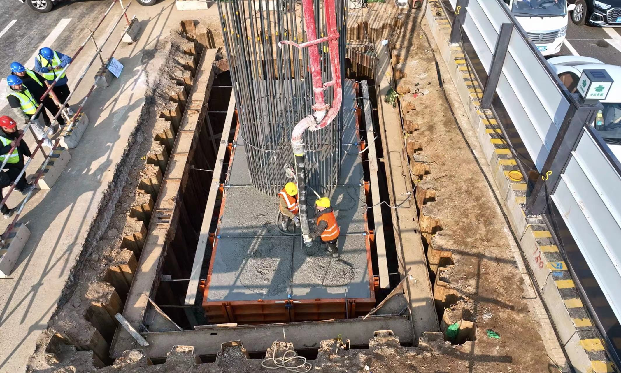 东岸产业园区基础设施综合改造项目全线首件承台完成浇筑